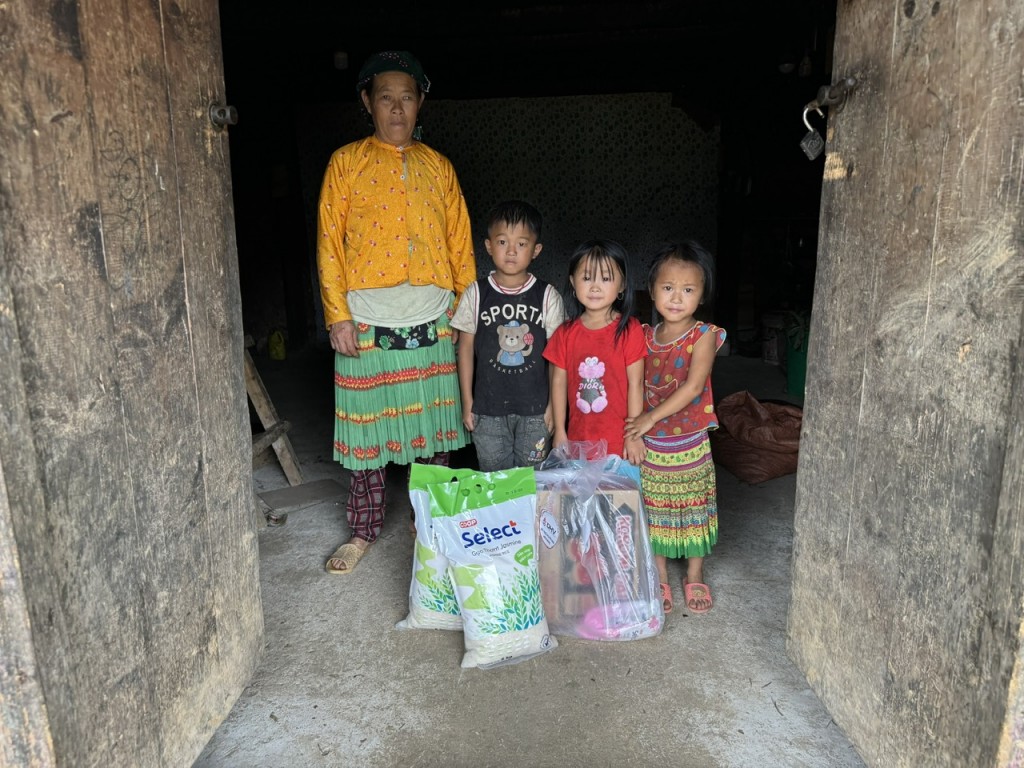 Người dân thôn Quán Dín Ngài, thị trấn Đồng Văn, tỉnh Hà Giang nhận quà hỗ trợ của CLB