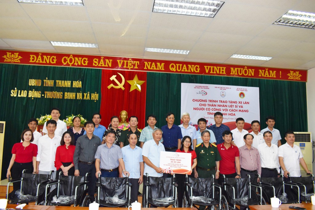 CLB trao tặng xe lăn cho thân nhân liệt sĩ tỉnh Thanh Hóa