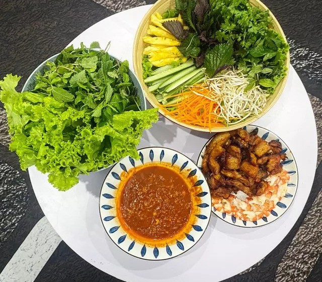 Rau sống là món ăn quen thuộc trong mâm cơm của nhiều gai đình Việt