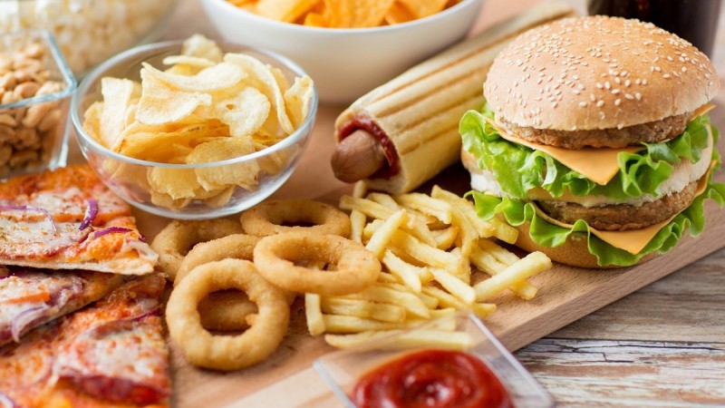 thức ăn nhanh có thể dẫn đến lượng calo dư thừa và làm tăng nguy cơ béo phì. 