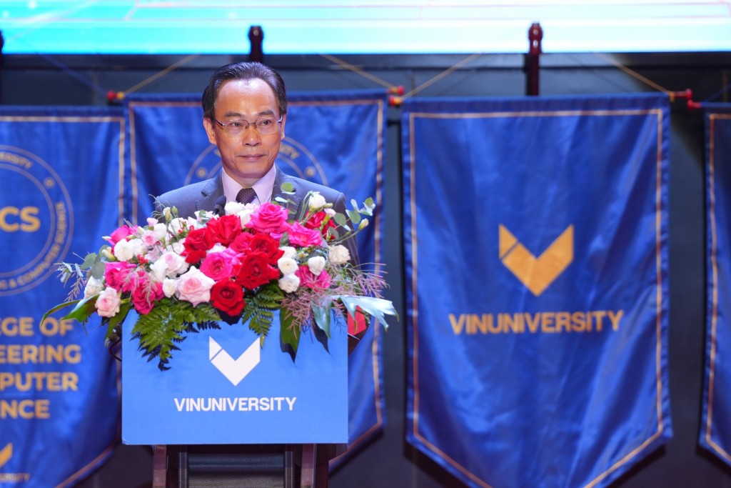Thứ trưởng Bộ GD&ĐT Hoàng Minh Sơn phát biểu chào mừng lễ Tốt nghiệp đầu tiên của Trường Đại học VinUni.