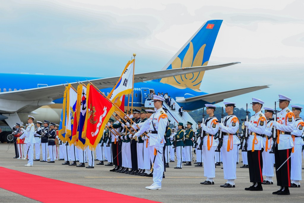 Lễ đón chính thức Thủ tướng Chính phủ Phạm Minh Chính và Phu nhân cùng Đoàn đại biểu Việt Nam được tổ chức trang trọng tại sân bay quân sự Seongnam - Ảnh: VGP/Nhật Bắc