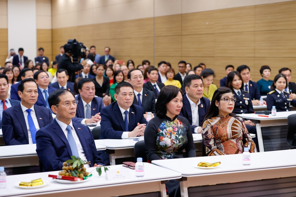 Sau khi lắng nghe các ý kiến, lãnh đạo các bộ, ngành liên quan chia sẻ, giải đáp đối với các ý kiến của người Việt Nam tại Hàn Quốc liên quan vấn đề quốc tịch, giấy tờ tùy thân, chính sách thu hút các nhà khoa học gốc Việt ở nước ngoài… - Ảnh: VGP/Nhật Bắc
