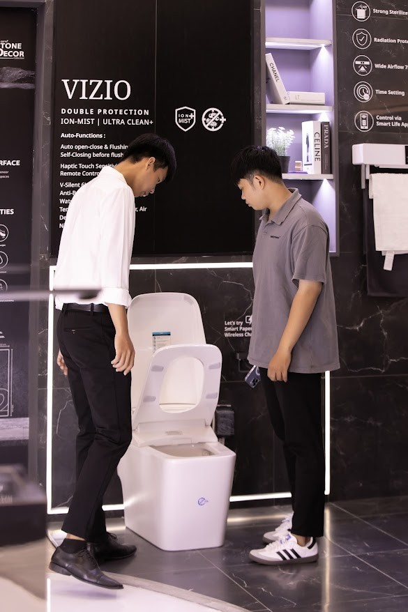 Khách hàng trải nghiệm bồn cầu thông minh VIZIO Khách hàng trải nghiệm bồn cầu thông minh VIZIO