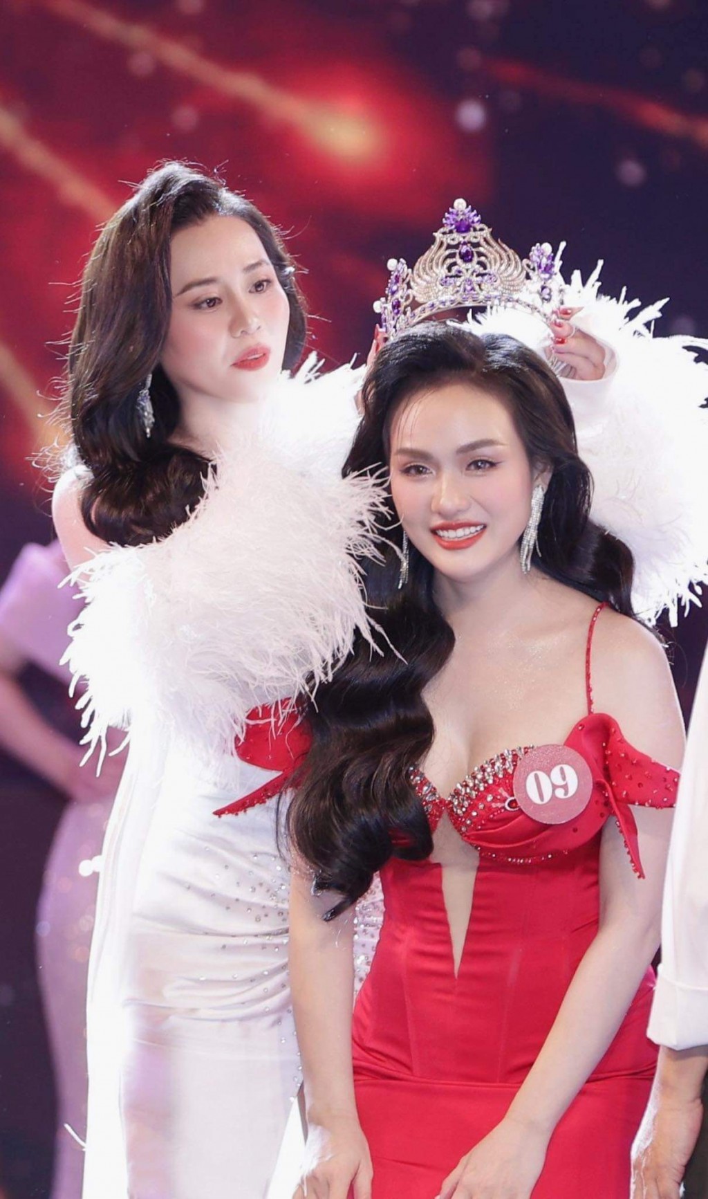 Hoa hậu Phan Kim Oanh đội vương miện cho tân Hoa hậu Vũ Thị Hoa