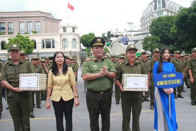 Trung tướng Nguyễn Hải Trung - Giám đốc CATP Hà Nội tặng quà động viên các đồng chí tham gia lực lượng đảm bảo an ninh trật tự ở cơ sở trên địa bàn quận Hoàn Kiếm