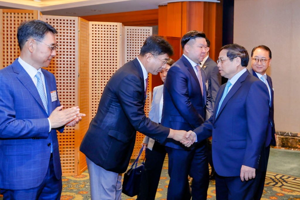 Lãnh đạo các tập đoàn, doanh nghiệp lớn chào đón Thủ tướng Phạm Minh Chính dự Tọa đàm bàn tròn - Ảnh: VGP/Nhật Bắc
