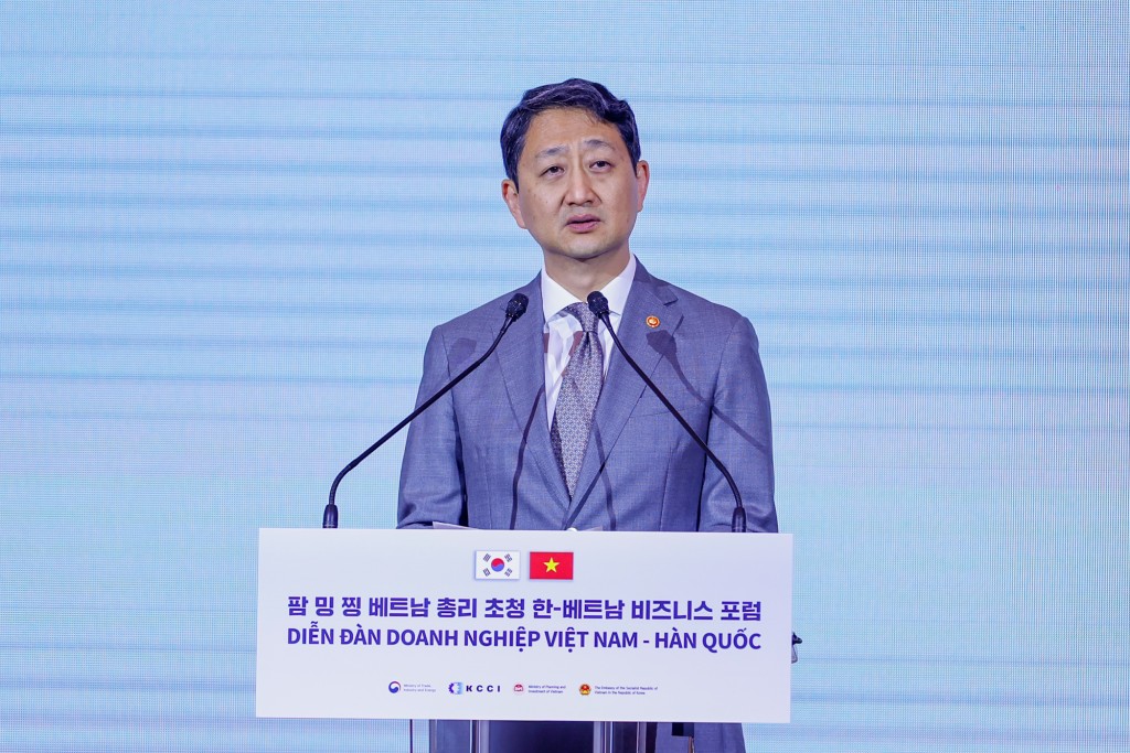 Phát biểu ý kiến tại Diễn đàn, Bộ trưởng Thương mại, Công nghiệp và Năng lượng Hàn Quốc Ahn Dukgeun nêu rõ, mối quan hệ hai nước gần gũi hơn bao giờ hết - Ảnh: VGP/Nhật Bắc