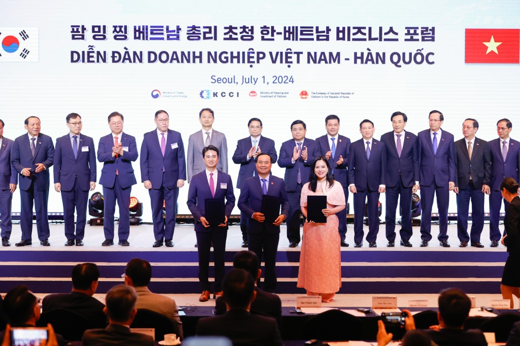 Thủ tướng chứng kiến trao biên bản ghi nhớ hợp tác (MOU) giữa Tập đoàn SK, Tập đoàn T&T và tỉnh Quảng Trị hợp tác chuyển đổi năng lượng, tăng trưởng xanh - Ảnh: VGP/Nhật Bắc