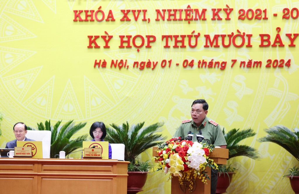 Trung tướng Nguyễn Hải Trung, Giám đốc CATP Hà Nội trình bày tờ trình tại kỳ họp