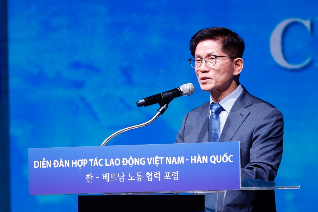 Chủ tịch Hội đồng Kinh tế, Xã hội và Lao động Hàn Quốc Kim Moon-soo phát biểu tại diễn đàn - Ảnh: VGP/Nhật Bắc