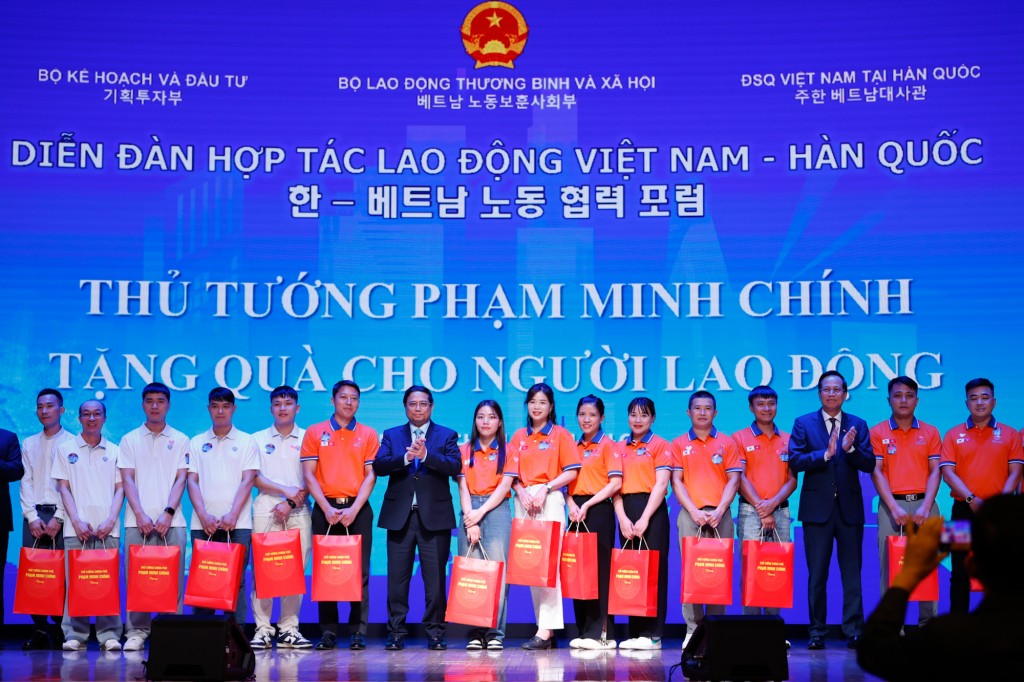 Thủ tướng Phạm Minh Chính tặng quà người lao động Việt Nam tại Hàn Quốc - Ảnh: VGP/Nhật Bắc