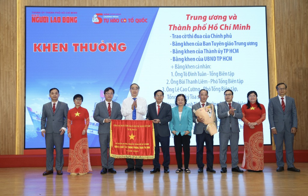 Ông Nguyễn Thiện Nhân - nguyên Ủy viên Bộ Chính trị, nguyên Bí thư Thành ủy TP HCM, đại biểu Quốc hội chuyên trách và bà Trương Mỹ Hoa - nguyên Bí thư Trung ương Đảng, nguyên Phó Chủ tịch nước, trao Cờ thi đua Chính phủ cho Báo Người Lao Động