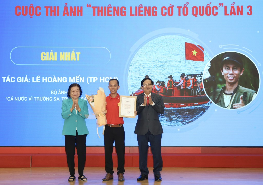 Tự hào đưa hàng triệu lá cờ Tổ quốc đến mọi miền