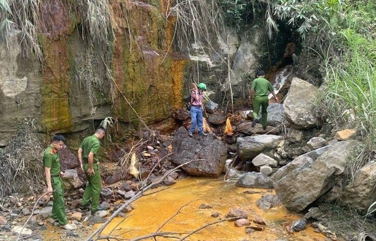 Quỳ Hợp (Nghệ An): Điều tra nguyên nhân cá chết bất thường trên suối Bắc