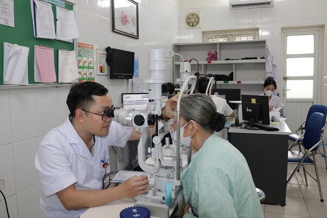 Khám mắt cho người bệnh cao tuổi tại Bệnh viện Mắt Hà Đông.