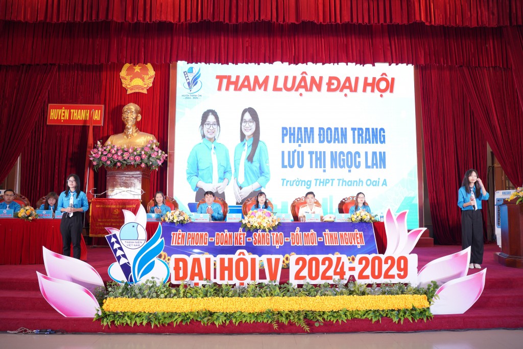 Đồng chí Phạm Đoan Trang và đồng chí Lưu Thị Ngọc Lan (Trường THPT Thanh Oai A, huyện Thanh Oai, Hà Nội) trình bày tham luận tại đại hội