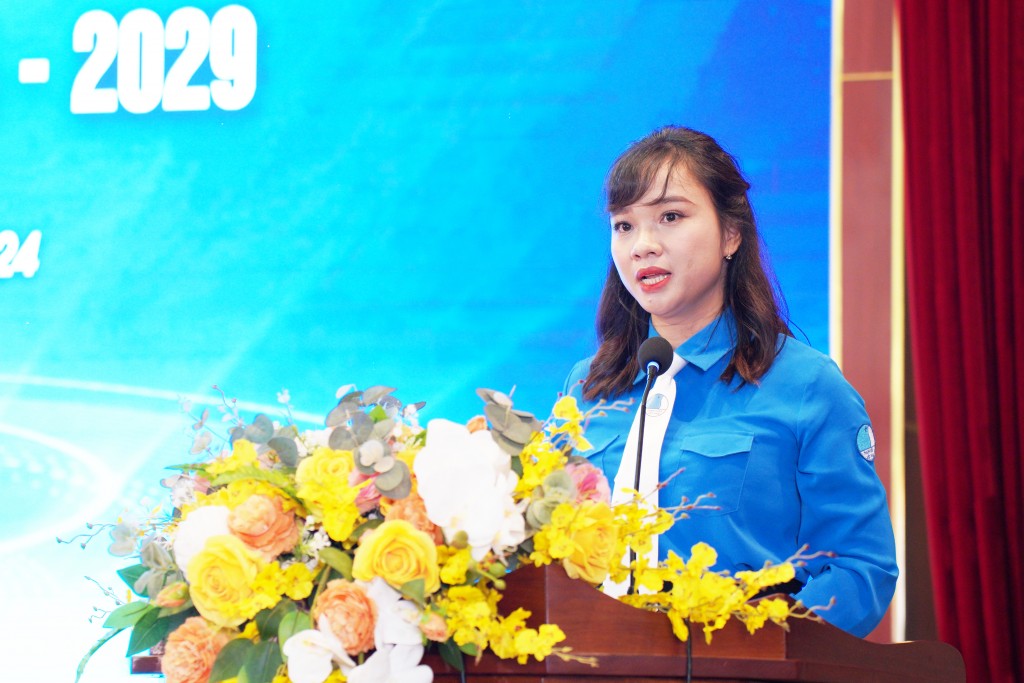 Đồng chí Nguyễn Thị Minh Nguyện phát biểu và điều hành phiên đại hội
