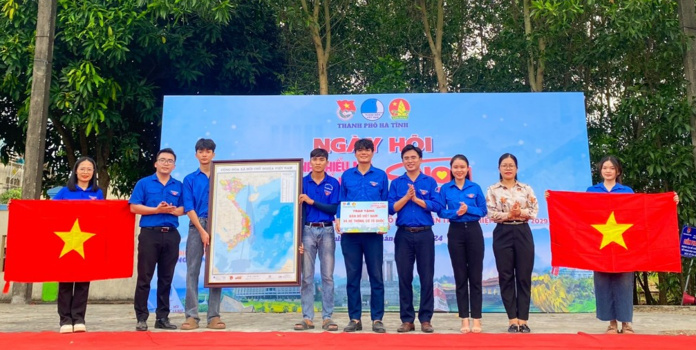 Thành đoàn Hà Tĩnh trao tặng bản đồ Việt Nam