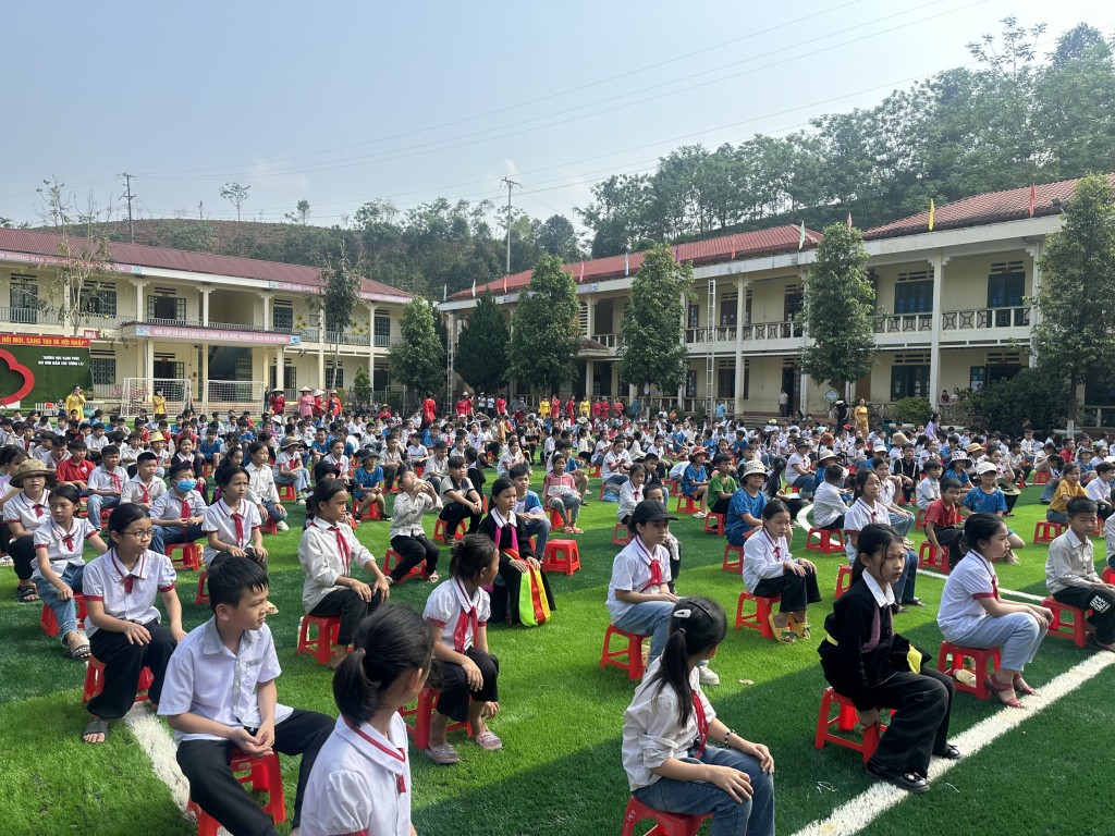 Học sinh Trường PTDTBT Tiểu học số 2 thị trấn Phong Hải vui mừng khi có được một sân chơi mới