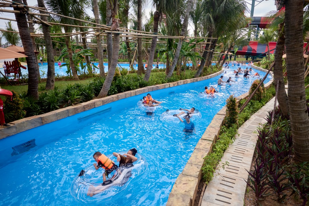 Du khách được vui chơi thỏa thích với tổ hợp trò chơi hấp dẫn và không gian được phủ xanh bởi hơn 2.100 cây dừa