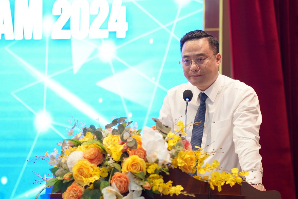Đồng chí Bùi Văn Sáng - Phó Bí thư Huyện uỷ, Chủ tịch UBND huyện Thanh Oai phát biểu kết luận buổi đối thoại