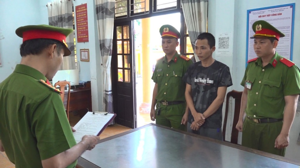 Cơ quan Công an đọc quyết định thi hành lệnh bắt đối tượng Nguyễn Văn Dũng 