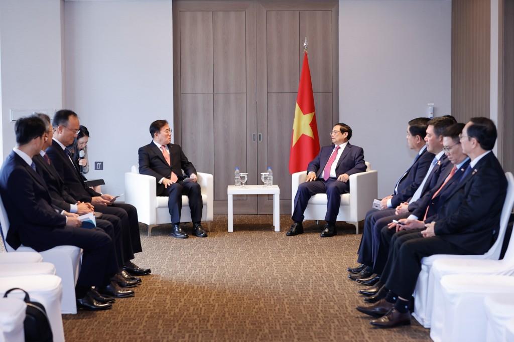 Thủ tướng đề nghị LG nâng cao tỉ lệ nội địa hóa, tạo thuận lợi cho các doanh nghiệp Việt Nam tham gia chuỗi cung ứng, sản xuất của LG - Ảnh: VGP/Nhật Bắc