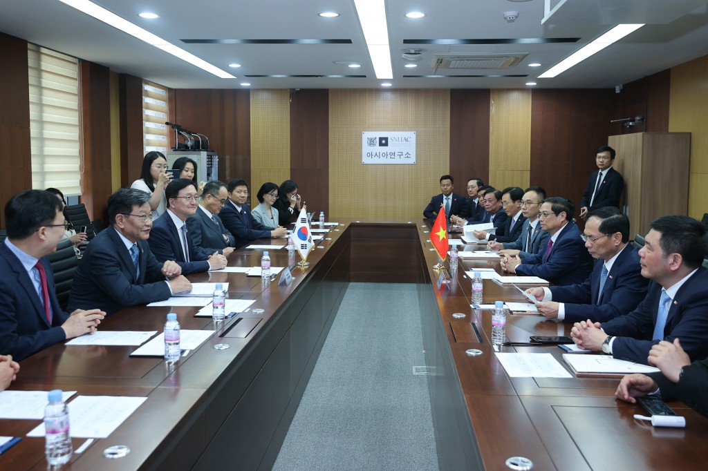 Thủ tướng và đoàn đại biểu Việt Nam gặp Lãnh đạo Đại học Quốc gia Seoul - Ảnh: VGP/Nhật Bắc