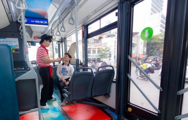 Người Hà Nội đi muôn nơi, rong chơi thỏa thích trên xe buýt điện VinBus