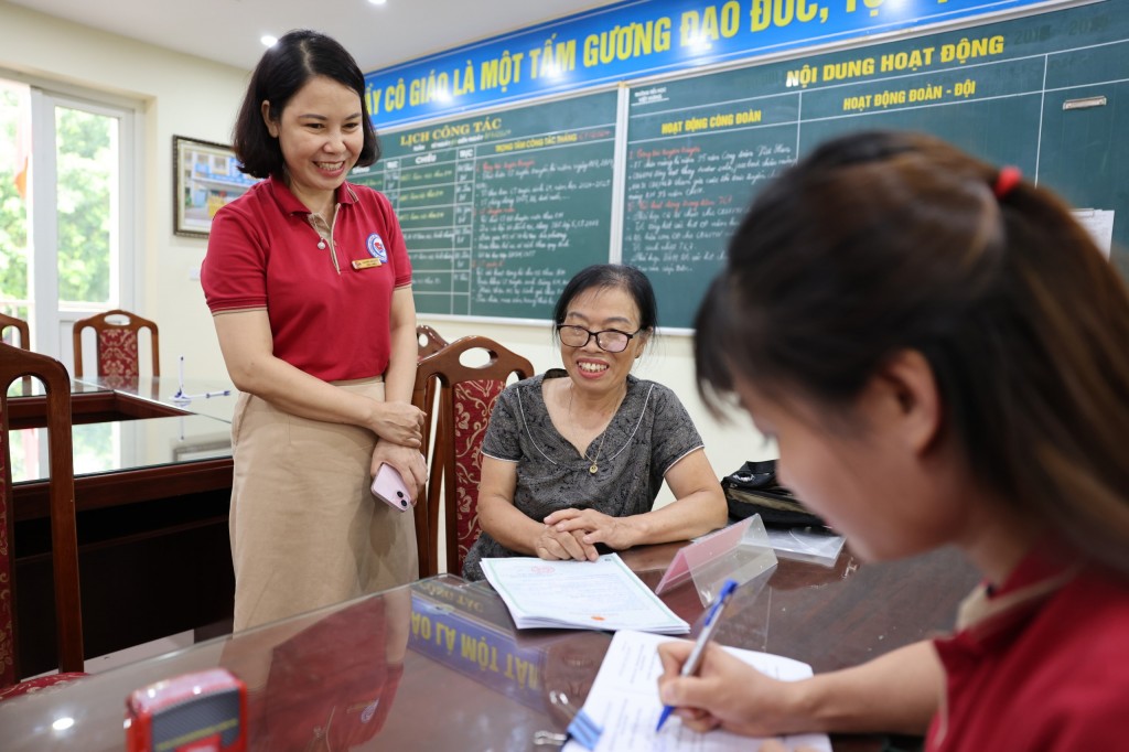 Phụ huynh được hỗ trợ đăng ký tuyển sinh trực tuyến tại trường Tiểu học Việt Hưng