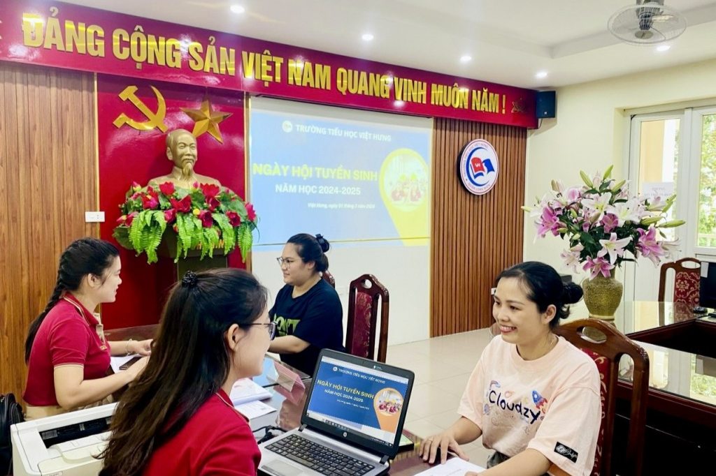 Các thầy cô trong Ban tuyển sinh của trường Tiểu học Việt Hưng đã gọi điện cho từng phụ huynh để nhắc thời hạn tuyển sinh theo quy định