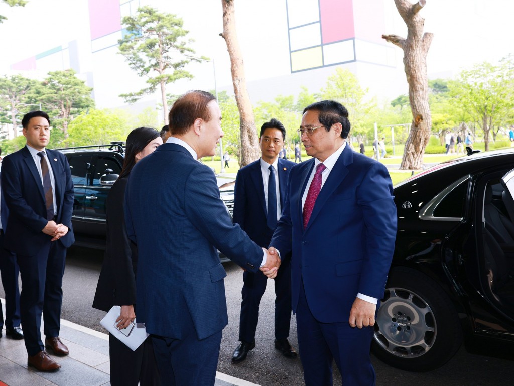 Lãnh đạo Tập đoàn Samsung đón Thủ tướng Phạm Minh Chính thăm Tổ hợp bán dẫn của Tập đoàn - Ảnh: VGP