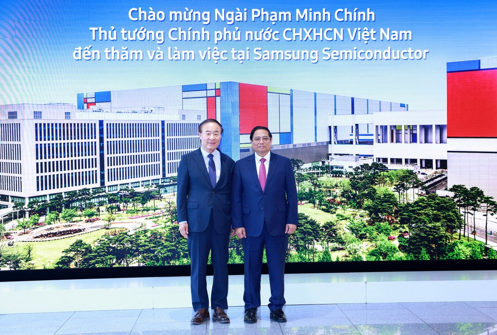 Thủ tướng Phạm Minh Chính và Phó Chủ tịch, Giám đốc điều hành Tập đoàn Samsung Young Hyun Jun - Ảnh: VGP