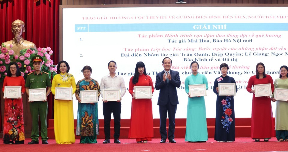 Chủ tịch HĐND TP Hà Nội Nguyễn Ngọc Tuấn trao giải thưởng ''Cuộc thi viết về gương điển hình tiên tiến, người tốt, việc tốt'' cho các tác giả