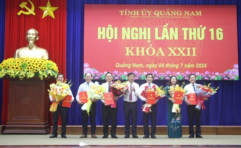 Ban thường vụ Tỉnh ủy Quảng Nam tặng hoa cho các cán bộ được phân công nhiệm vụ mới