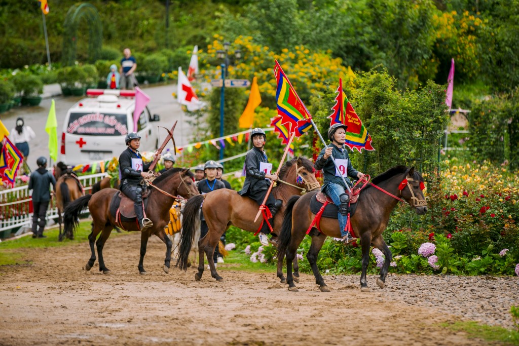 Các nài ngựa trong trang phục dân tộc Tây Bắc, dẫn theo những chú ngựa dũng mãnh trong lễ diễu hành mở màn tại Vườn Hồng Ga đi cáp treo Fansipan