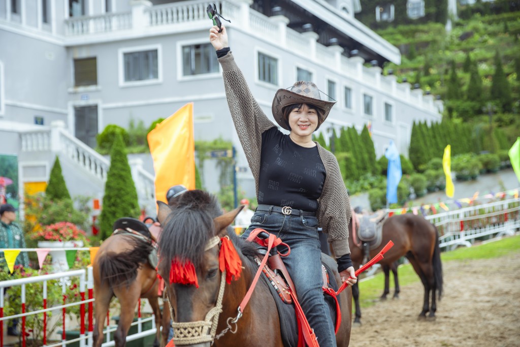 Du khách tham gia trải nghiệm cưỡi ngựa và chụp ảnh tại lễ hội, một trong những hoạt động được yêu thích bên cạnh cuộc đua ngựa