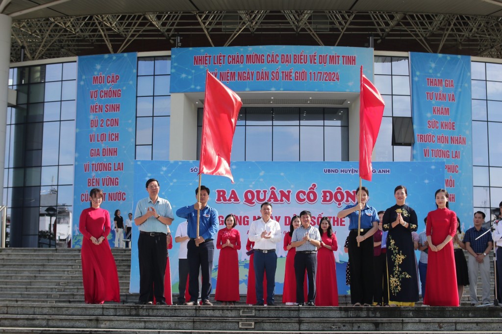 Lãnh đạo Sở Y tế Hà Nội và huyện Đông Anh phát động và trao cờ cho đại diện cho Đoàn thanh niên huyện Đông Anh.