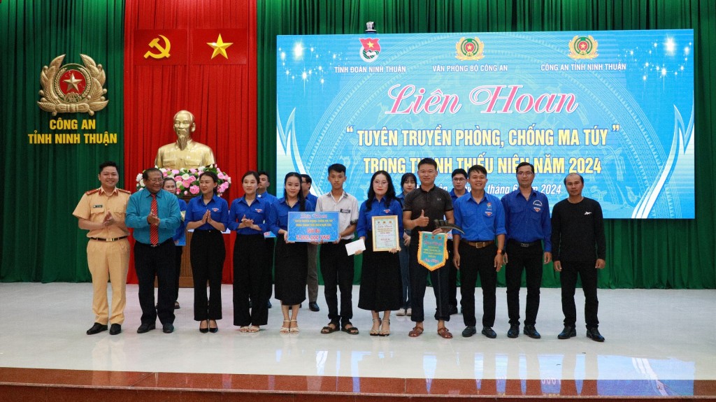 Ban Tổ chức đã trao giải cho các đơn vị đạt thành tích tại Liên hoan tuyên truyền phòng, chống ma túy trong thanh thiếu niên năm 2024.