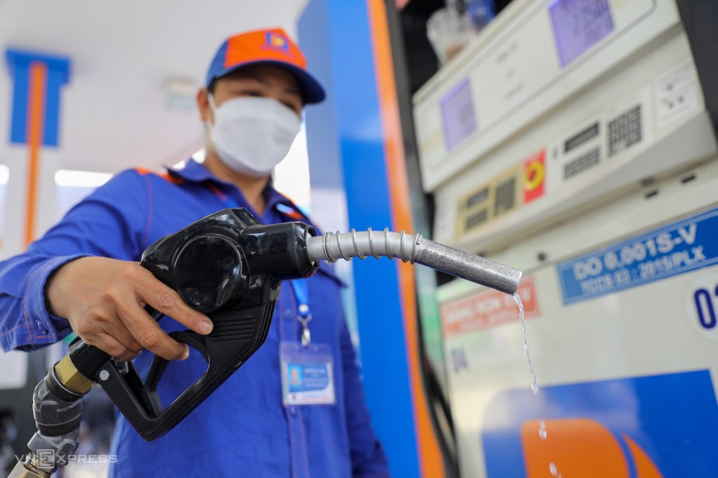 Đại diện Tập đoàn Xăng dầu Việt Nam (Petrolimex) cho biết tính đến thời điểm trước điều chỉnh giá, số dư quỹ bình ổn (BOG) tại doanh nghiệp là 3.078 tỷ đồng, tăng 1 tỷ đồng so với kỳ công bố gần đây.  Trước đó, giá xăng đã tăng 3 lần liên tiếp. Gần đây nhất (ngày 27/6), mặt hàng xăng E5 RON92 tăng 506 đồng/lít; xăng RON95-III tăng 544 đồng/lít; dầu diesel tăng 329 đồng/lít; dầu hỏa tăng 258 đồng/lít và dầu mazut cộng thêm 223 đồng/kg.