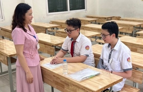 Đôi bạn cùng tiến, chinh phục thành công kỳ thi vào lớp 10