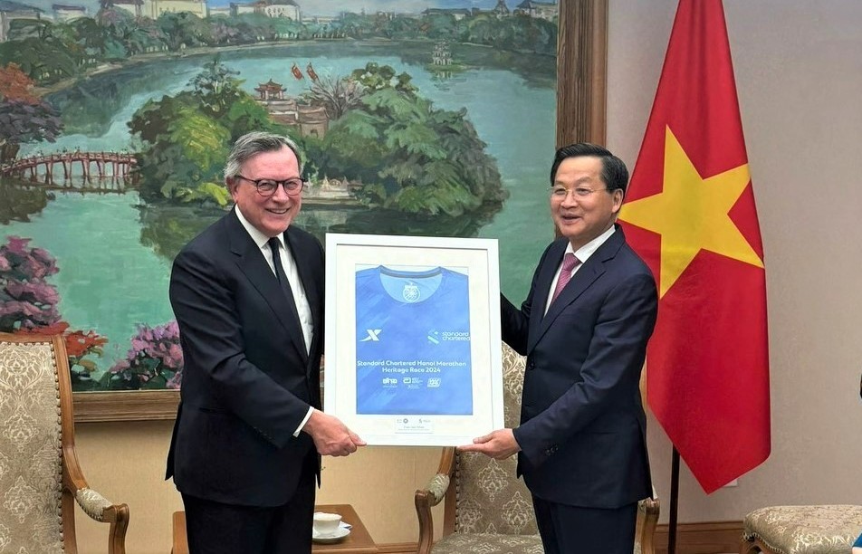 Chuyến thăm của Chủ tịch Tập đoàn Standard Chartered củng cố cam kết mạnh mẽ của ngân hàng đối với Việt Nam