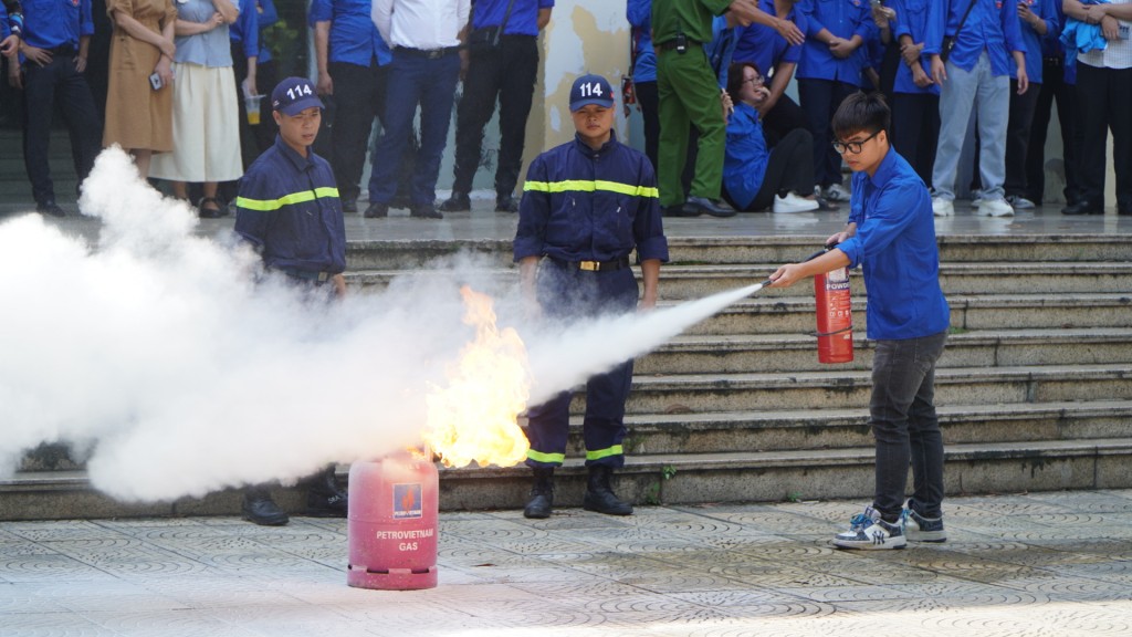 các tình nguyện viên được thực tiễn công tác phòng cháy chữa cháy