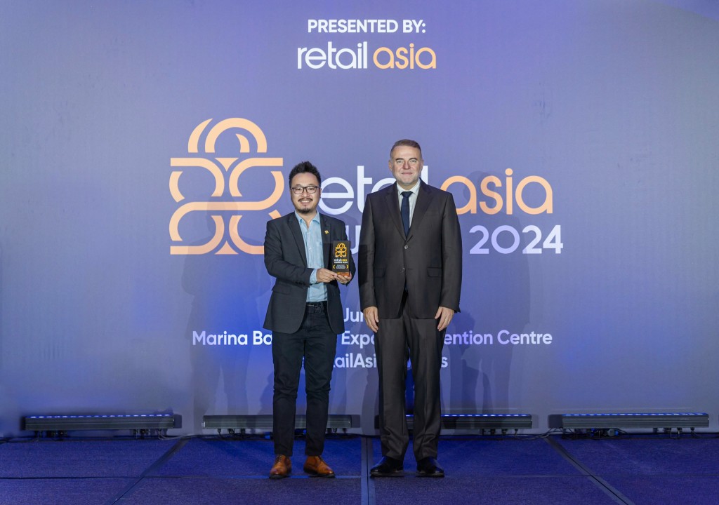 Đại diện PNJ nhận giải thưởng Retail Asia Awards 2024 tại Singapore (Ảnh: Retail Asia)