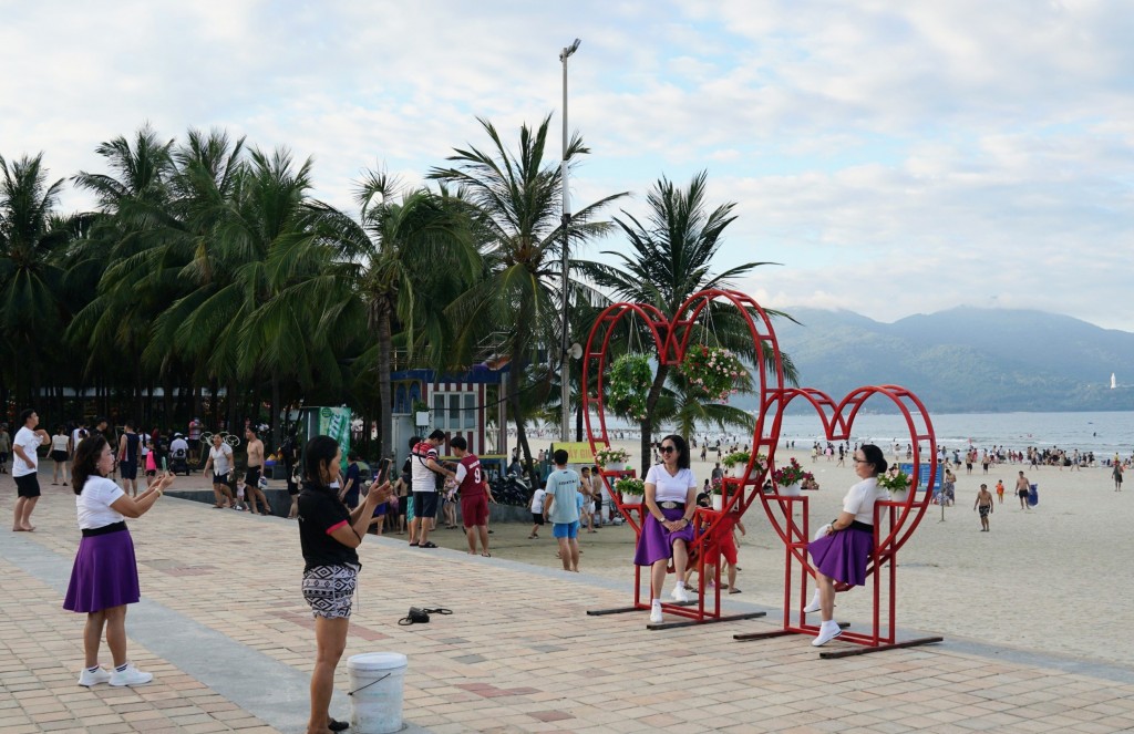 Đường hoa biển thu hút người dân và du khách tham quan chụp hình