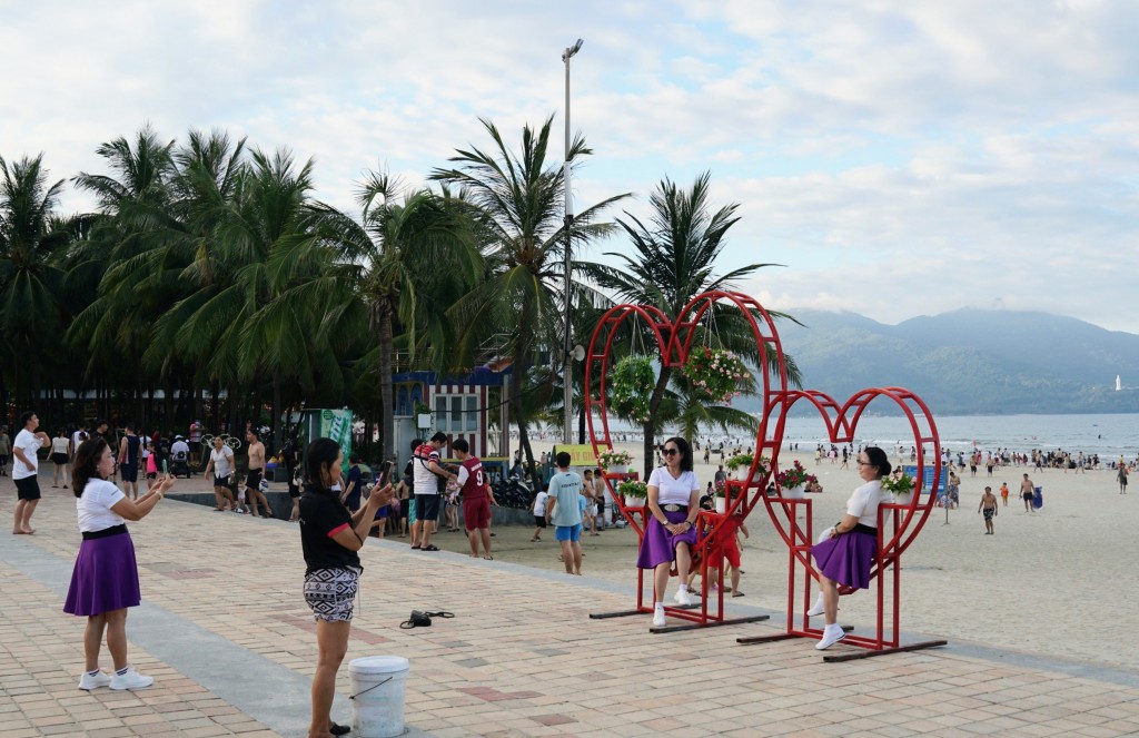 Đường hoa biển thu hút người dân và du khách tham quan chụp hình Đường hoa biển thu hút người dân và du khách tham quan chụp hình