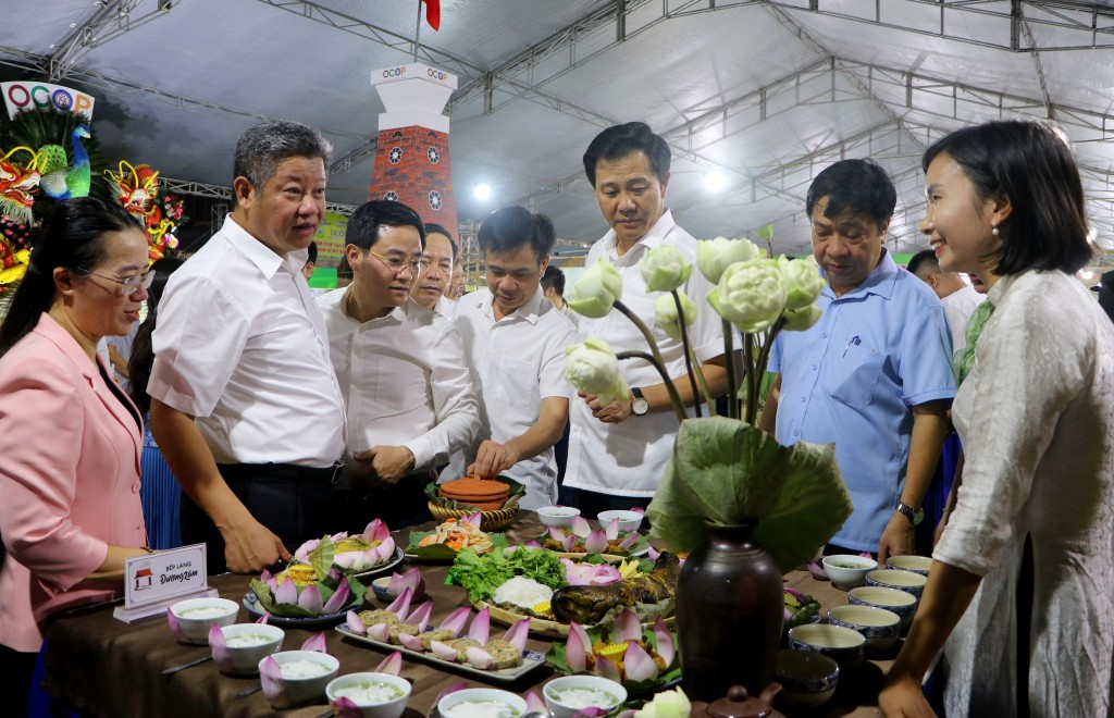 Phó Chủ tịch UBND thành phố Hà Nội Nguyễn Mạnh Quyền tham quan các gian hàng