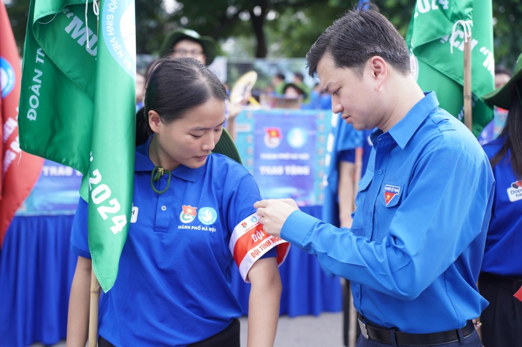 Đồng chí, Bí thư Ban Chấp hành Trung ương Đoàn, Chủ tịch Trung ương Hội Sinh viên Việt Nam Nguyễn Minh Triết trao băng đội trưởng cho các đội hình tình nguyện cấp thành phố 