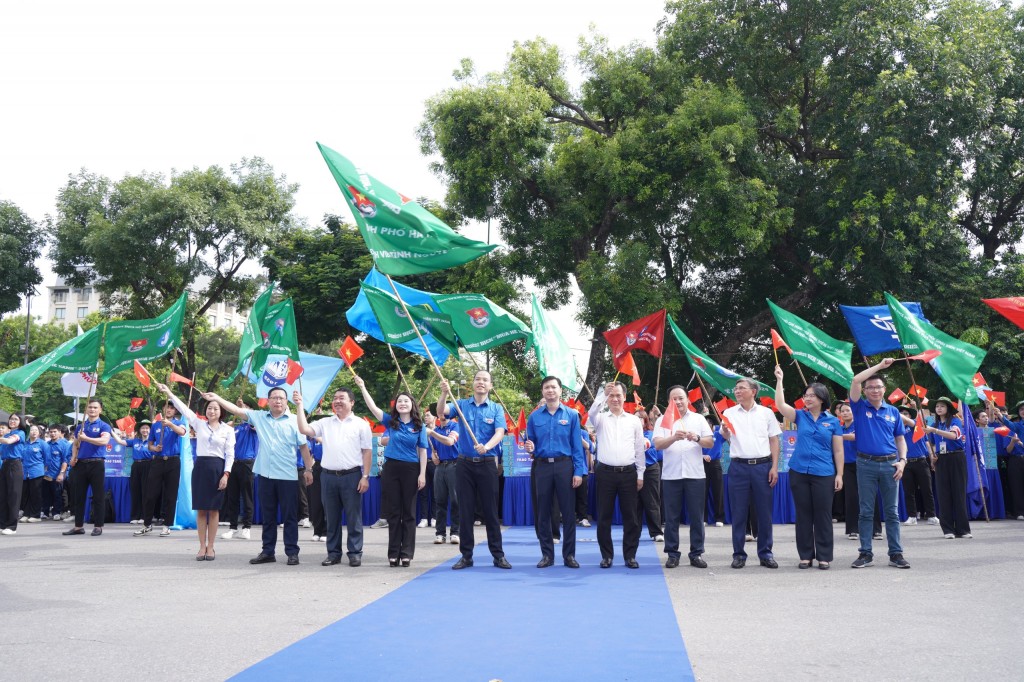 Đại biểu cùng các tình nguyện viên thực hiện nghi thức xuất quân chiến dịch Sinh viên tình nguyện “Mùa hè xanh” 2024 - Sáng mãi ngọn lửa “Ba sẵn sàng”